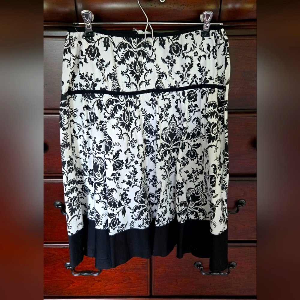 🌻Black and White Floral Skirt, Sz. M